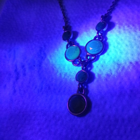 Liz & Co Necklace Green Gold Tone Beaded Pendant 14 Inch Costume Glows UV light - Picture 5 of 5
